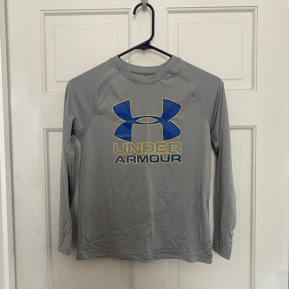 Under Armour boys heat gear long sleeve top, size YMD, excellent used condition